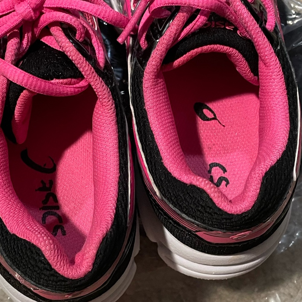 ๐ 5 for $25 ASICS pink and black running shoe - Picture 5 of 7